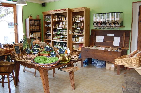 L'espace épicerie vous propose un panel complet des produits de notre région et de produits Bio.